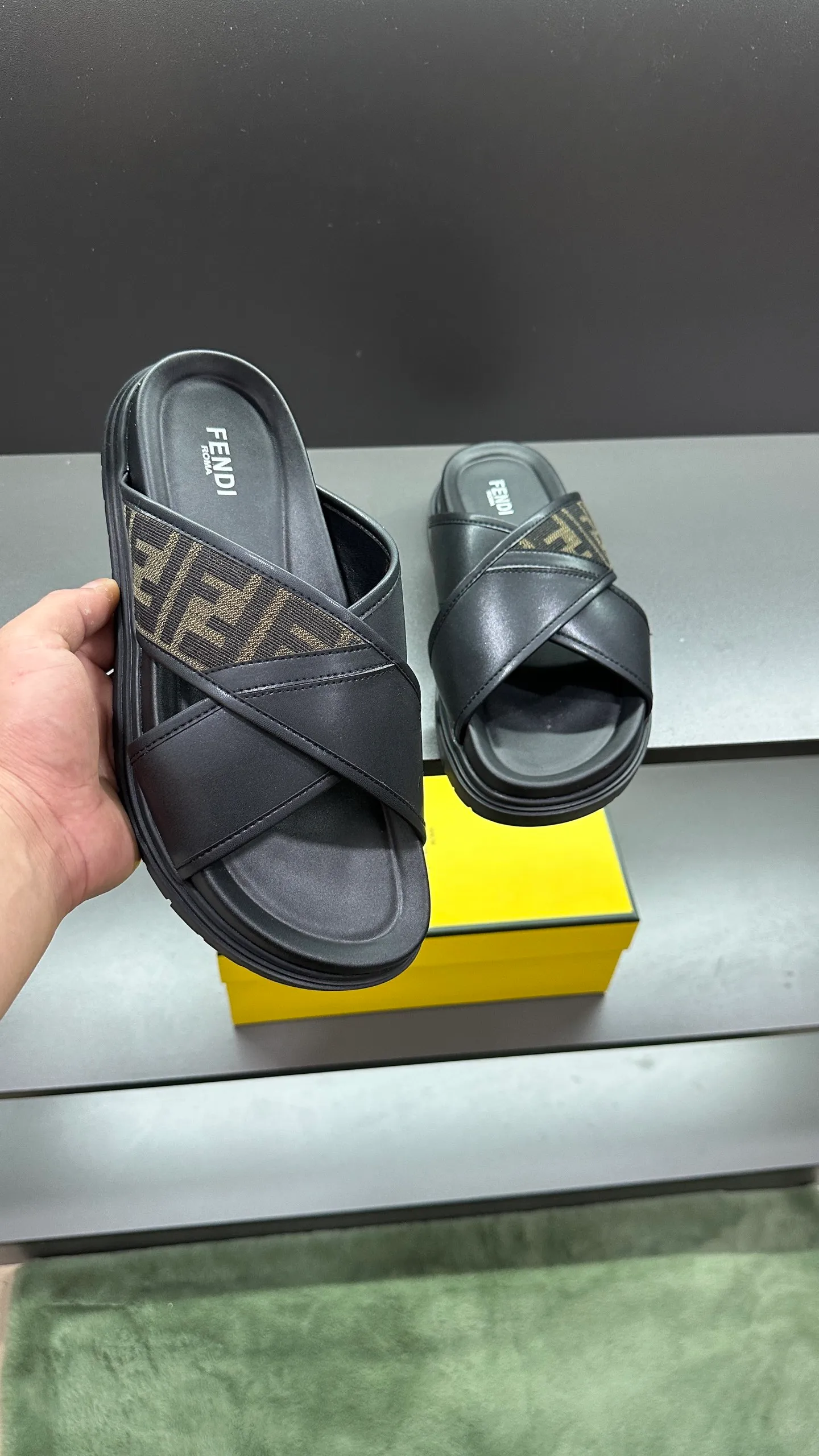 P300 [Fendi Slippers] High-end men's shoes brand, official website 1:1 latest masterpiece: original mold customization, fabrics made of imported original materials, upgraded outsole, lighter and non-slip. The market's top quality, simple yet tasteful, a must-have for fashionistas, fashionable at your feet, full of confidence, the same style at the counter 👍The season of summer slippers is here. Code: 38-45, 46 order